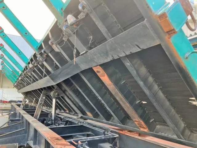 床板下回りの状態です。(前方より)|東急  TF28H7B2Sの写真17