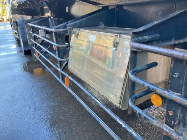 助手席側前方にステンレス製の工具箱が付いています。|東急  TF28H7B2Sの写真25