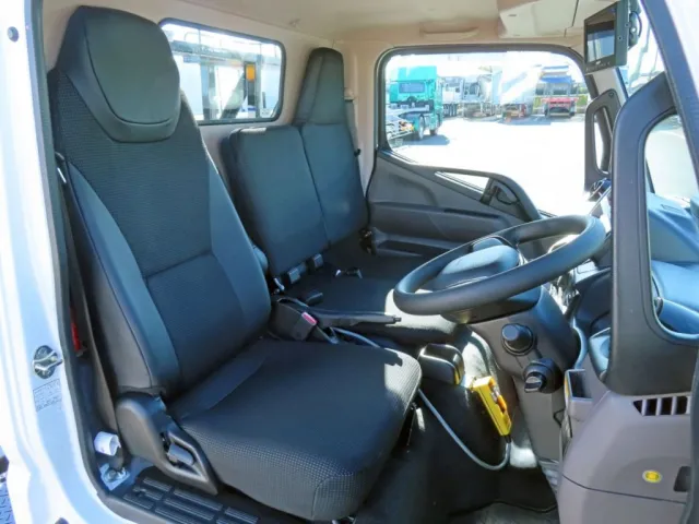 乗車定員は3名です。|三菱 キャンター 2RG-FBAV0(2WD)の写真6