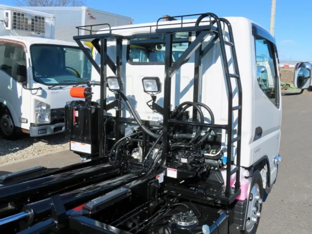 キャブバックステップの状態です。|三菱 キャンター 2RG-FBAV0(2WD)の写真9