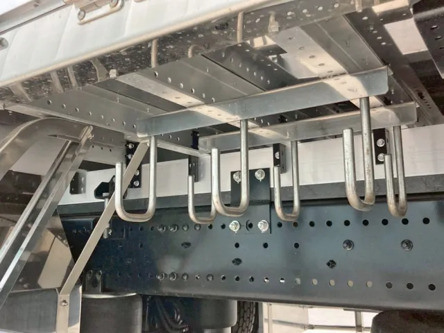 シャーシとネタの状態です。(縦ネタ・横ネタはアルミ製、床下は鏡面仕様になっています。)|日野 プロフィア 2DG-FR1AHCの写真6