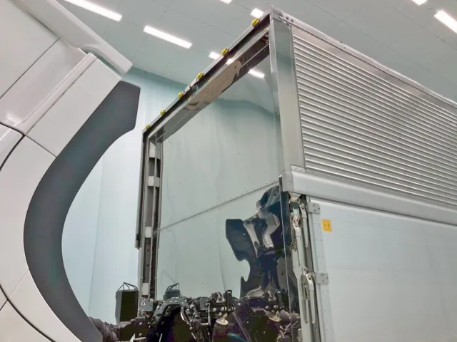 前壁も鏡面仕様になっています。|日野 プロフィア 2DG-FR1AHCの写真13