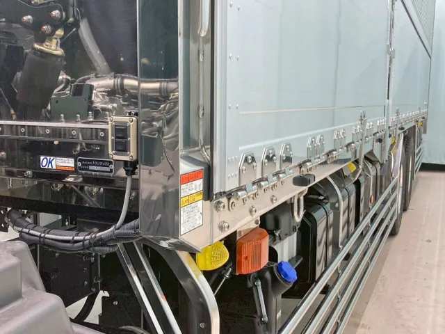 ボディー前方左右にもウイングの開閉スイッチが付いています。|日野 プロフィア 2DG-FR1AHCの写真14