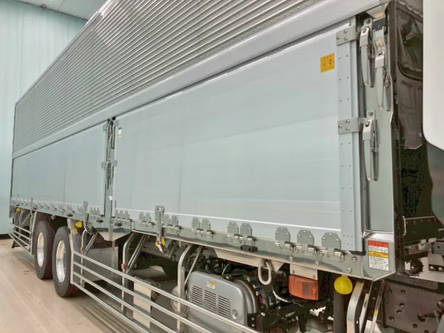 サイド蝶番・ハンマーロック・キャッチはステンレス製です。(蝶番はダブル蝶番・トリプル蝶番仕様です)|日野 プロフィア 2DG-FR1AHCの写真15