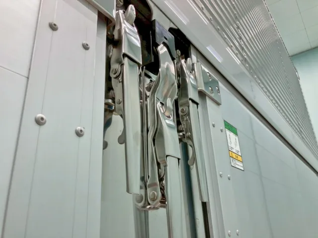 中柱部アオリロックはトリガー付きです。|日野 プロフィア 2DG-FR1AHCの写真18