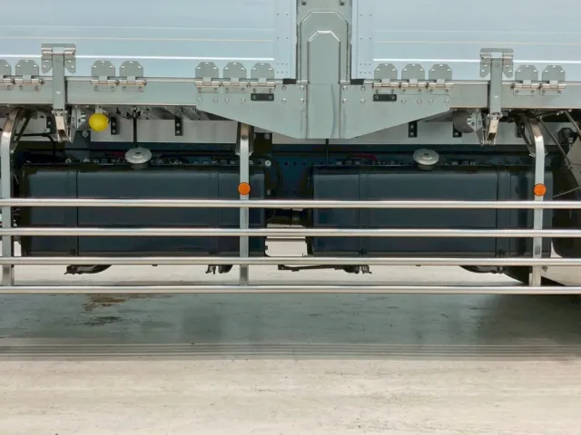 燃料タンクは300Lが2つ付いています。|日野 プロフィア 2DG-FR1AHCの写真23