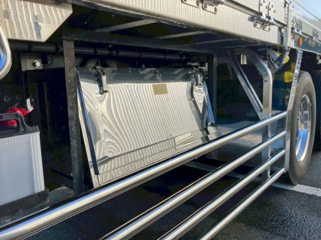 ボディー運転席側後方にステンレス製の工具箱が付いています。|日野 プロフィア 2DG-FR1AHCの写真22