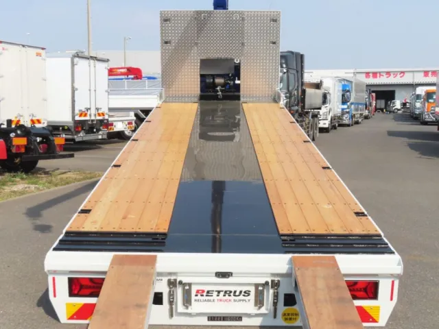 床は左右板張り・中央鉄張りです。|三菱 スーパーグレート 2PG-FS80VZの写真9