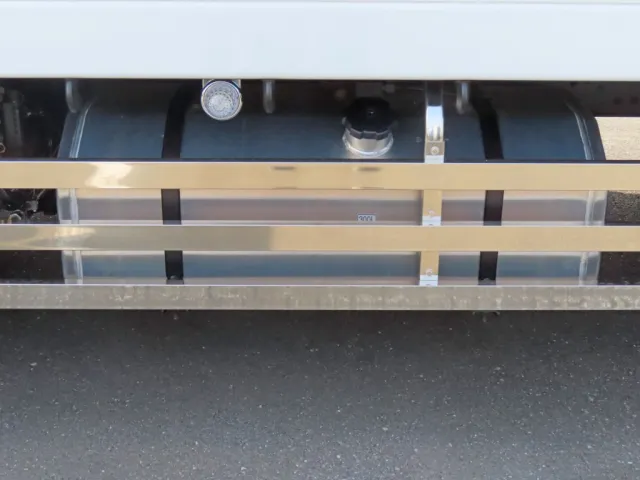 燃料タンクは300Lです。(アルミ製です)|三菱 スーパーグレート 2PG-FS80VZの写真31