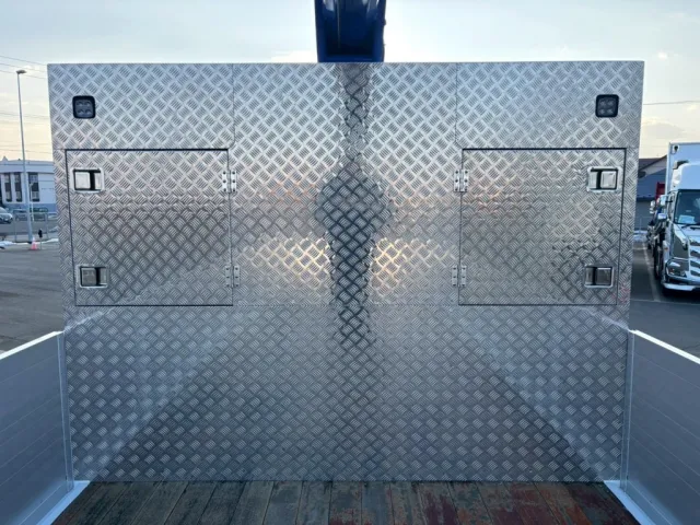 プロテクターはアルミの縞板が張ってあります。|三菱 スーパーグレート 2PG-FS84VZの写真10