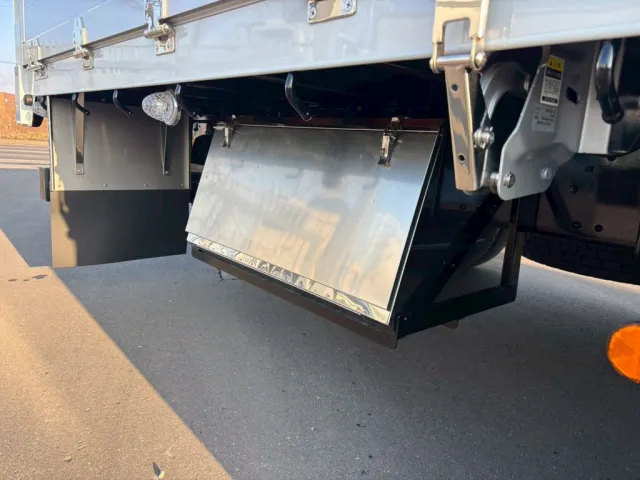 運転席後方に工具箱が付いています。|三菱 スーパーグレート 2PG-FS84VZの写真14