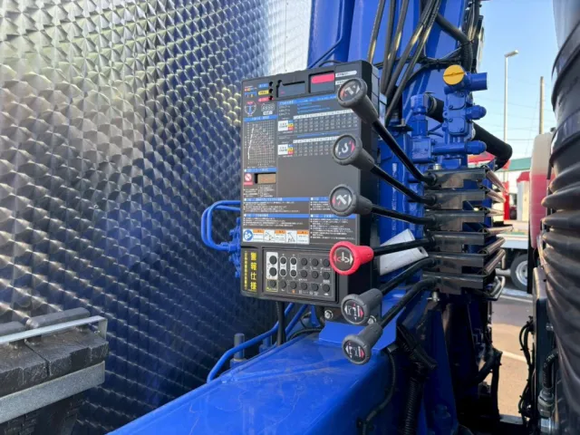 クレーンの操作レバーです。|三菱 スーパーグレート 2PG-FS84VZの写真15