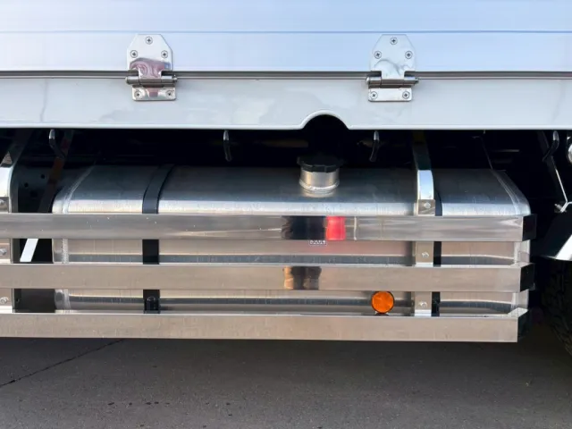 燃料タンクは300Lです。|三菱 スーパーグレート 2PG-FS84VZの写真19