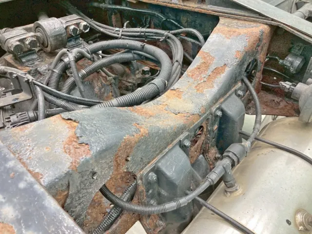 クロスメンバーにサビがあります。|日野 プロフィア KS-SH1EDJGの写真10