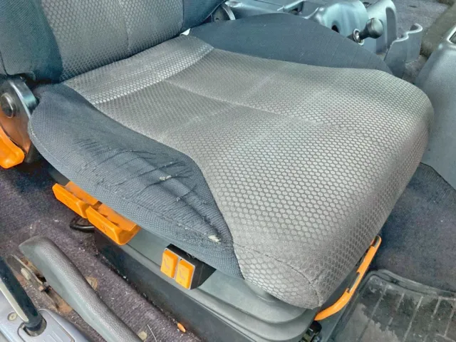 運転席座面にヘタリ・破れがあります。|日野 プロフィア KS-SH1EDJGの写真12