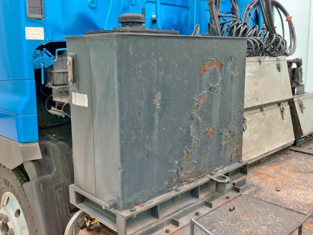 踊り場前方助手席側に作動油タンクが付いています。|日野 プロフィア KS-SH1EDJGの写真15