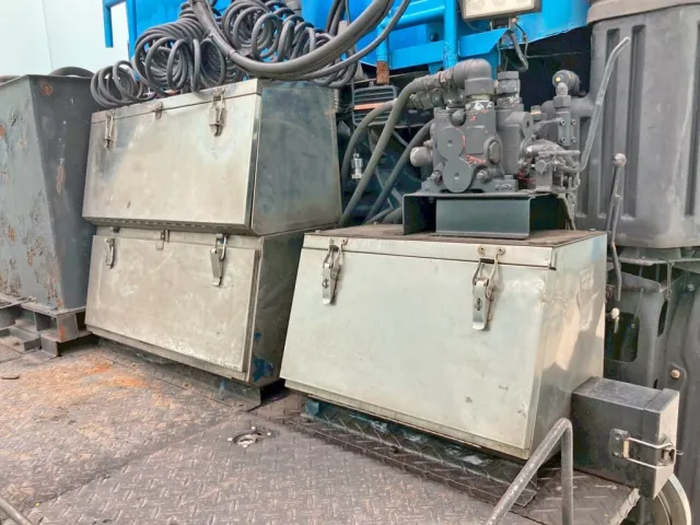 踊り場前方にステンレス製の工具箱が3つ付いています。|日野 プロフィア KS-SH1EDJGの写真16