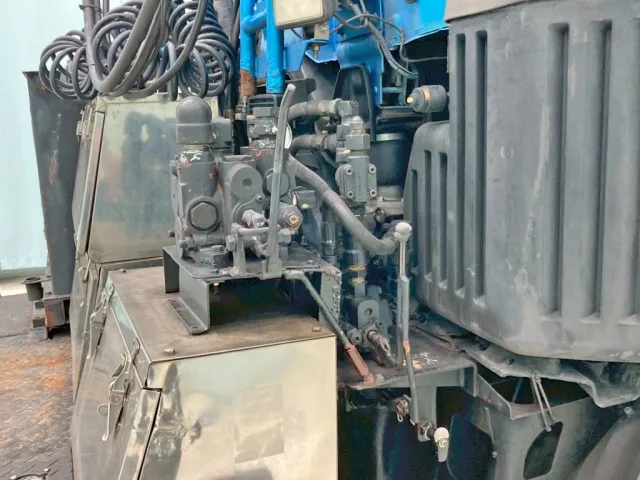 運転席側に油圧の切り替えバルブが付いています。|日野 プロフィア KS-SH1EDJGの写真18