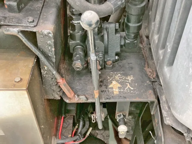 運転席側に油圧の切り替えバルブが付いています。|日野 プロフィア KS-SH1EDJGの写真19