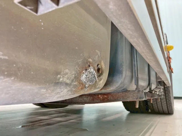 マフラーカバー下部にサビがあります。|日野 プロフィア KS-SH1EDJGの写真27