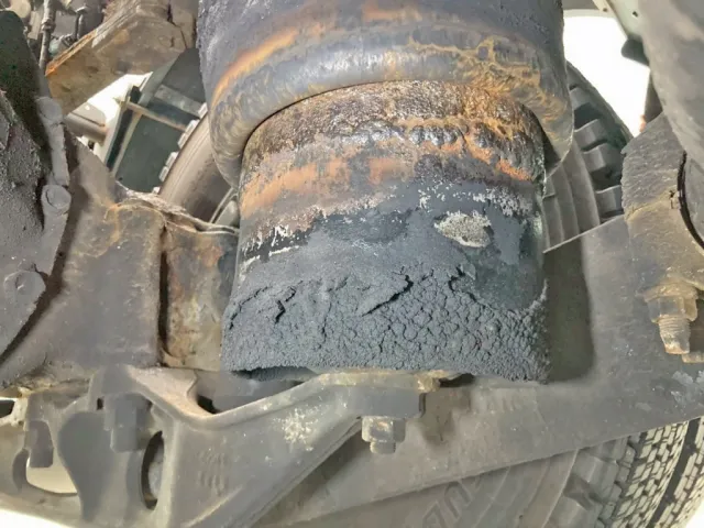 前方助手席側エアサスの状態です。|日野 プロフィア KS-SH1EDJGの写真32