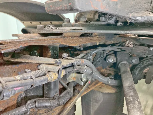 カプラ後方助手席側メインフレームに膨らみがあります。|日野 プロフィア KS-SH1EDJGの写真35