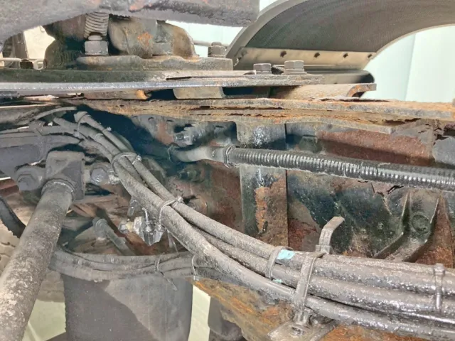 カプラ後方運転席側メインフレームに膨らみがあります。|日野 プロフィア KS-SH1EDJGの写真36