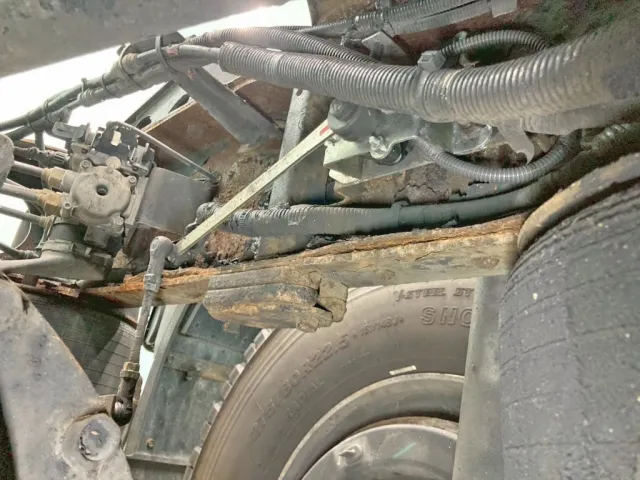 エアサス間の助手席側メインフレームに膨らみがあります。|日野 プロフィア KS-SH1EDJGの写真37