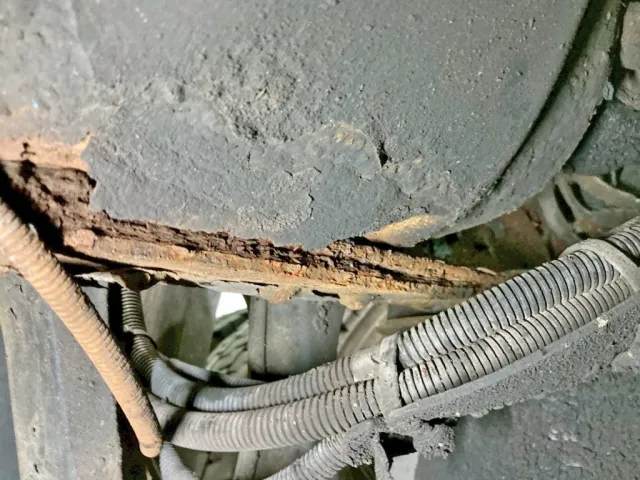 エアサス間の運転席側メインフレームに膨らみがあります。|日野 プロフィア KS-SH1EDJGの写真38