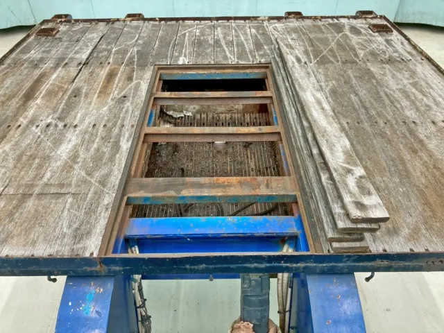 上段中央に物入れが付いています。|花見台  HST195の写真13