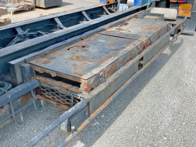 運転席側に工具箱が付いています。(フタ・後方側面に腐食・穴あきがあります)|花見台  HST195の写真20