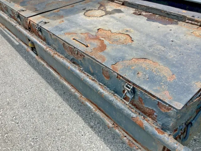 前方フタのロックが欠損しています。|花見台  HST195の写真25