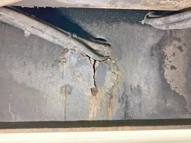 助手席側メインフレームのケーブル通し穴部分に割れがあります。|花見台  HST195の写真37