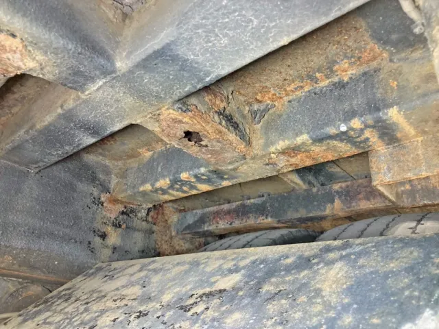 運転席側3軸目後方のネタに腐食・穴あきがあります。|花見台  HST195の写真41