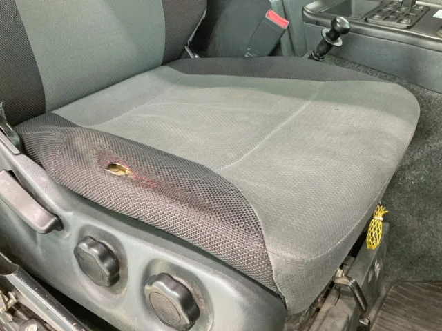 運転席座面にヘタリ・破れがあります。|三菱 スーパーグレート QKG-FV50VZの写真8