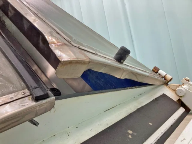 運転席側コボレーン後方に歪みがあります。|三菱 スーパーグレート QKG-FV50VZの写真21