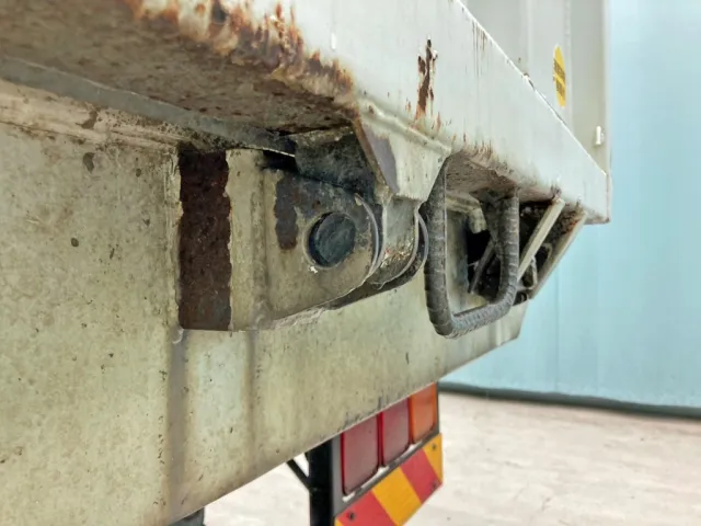 リヤゲートロックピン欠品、ピン穴コーキング埋めの為使用不可です。|三菱 スーパーグレート QKG-FV50VZの写真23