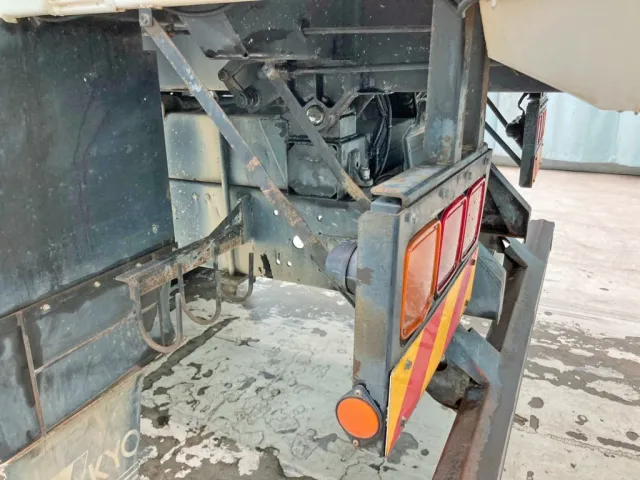 助手席側テールランプブラケットステーに曲がりがあります。|三菱 スーパーグレート QKG-FV50VZの写真24