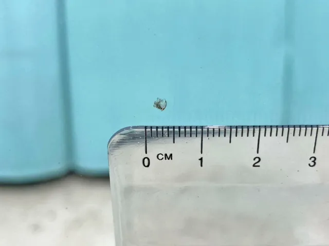 フロントガラスの運転席側下部に飛び石跡があります。|三菱 スーパーグレート QKG-FV50VZの写真26