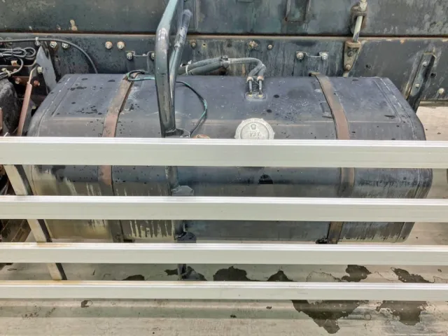 燃料タンクは300Lです。|三菱 スーパーグレート QKG-FV50VZの写真28