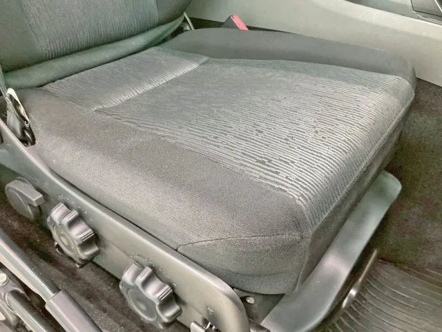 運転席座面にヘタリがあります。|三菱 スーパーグレート 2PG-FU70GYの写真8