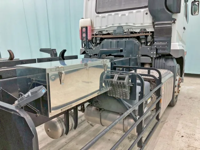 運転席側にステンレス製の工具箱が付いています。|三菱 スーパーグレート 2PG-FU70GYの写真14