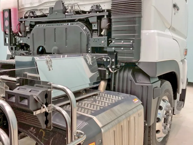 運転席側にステンレス製の工具箱が付いています。|三菱 スーパーグレート 2PG-FV80VYの写真15