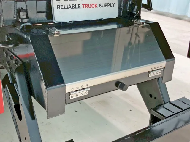 リヤに物入れが付いています。|三菱 スーパーグレート 2PG-FV80VYの写真18