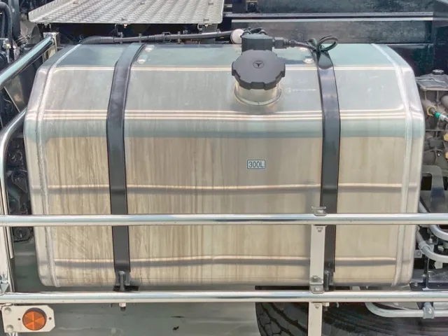 燃料タンクは300Lアルミ製です。|三菱 スーパーグレート 2PG-FV80VYの写真20