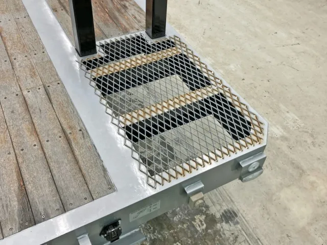 上段前方助手席側の金網部分に置きサビがあります。|東邦  TE36H2C3改の写真12