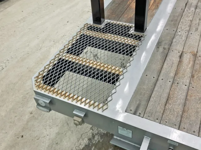 上段前方運転席側の金網部分に置きサビがあります。|東邦  TE36H2C3改の写真13