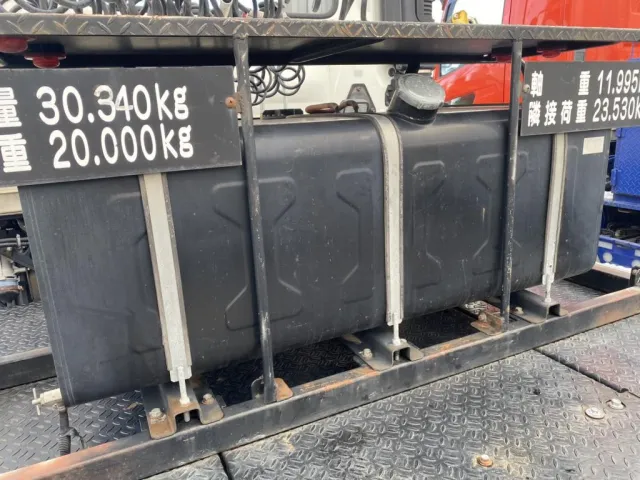 踊り場に燃料タンク(400L)が付いています|日野 プロフィア QDG-SS1EKDAの写真11