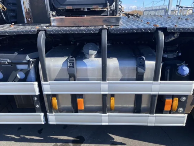 燃料タンクはアルミ製で390Lです。|日野 プロフィア QDG-SS1EKDAの写真16