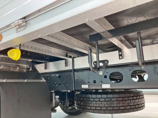 シャーシとネタの状態です。(縦ネタ・横ネタはアルミ製です)|三菱 ファイター 2KG-FK65F(2WD)の写真6